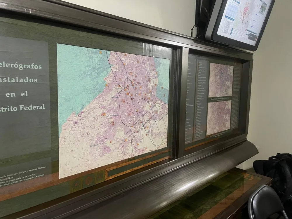 Tablero con el mapa de acelerógrafos instalados en el Distrito Federal