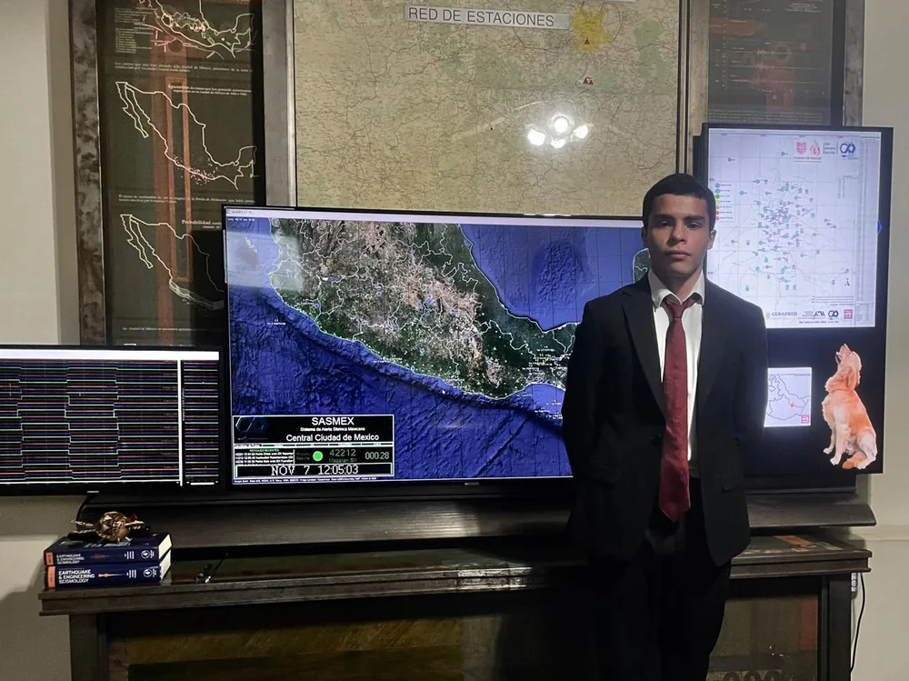 Diego Rodríguez García frente a la pantalla del SASMEX en el CIRES