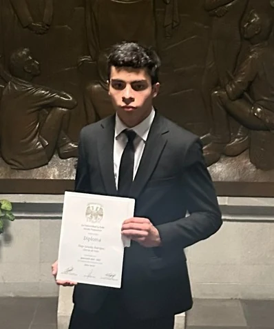 Diego Rodríguez García sosteniendo un diploma en la Universidad La Salle México