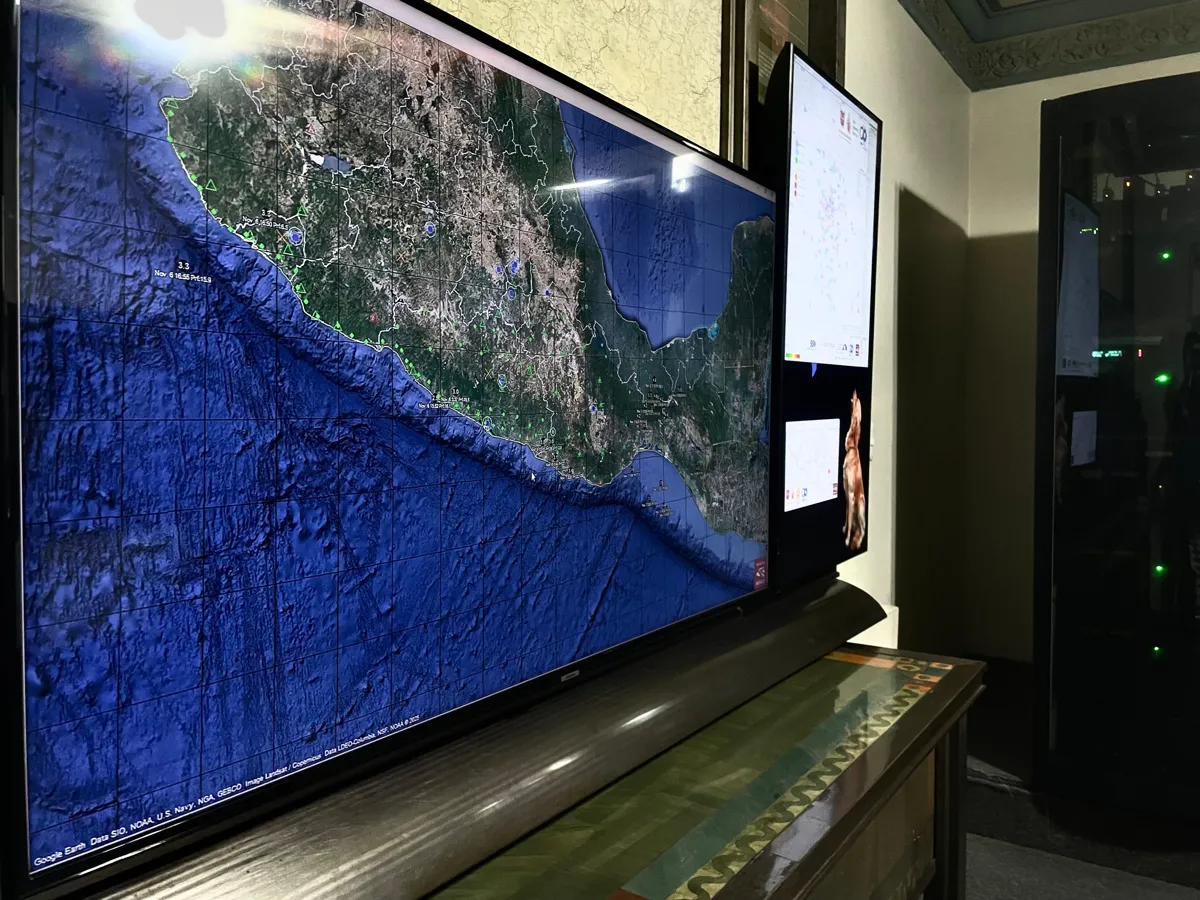 Monitor de alertas de AlzoMX en una pantalla grande